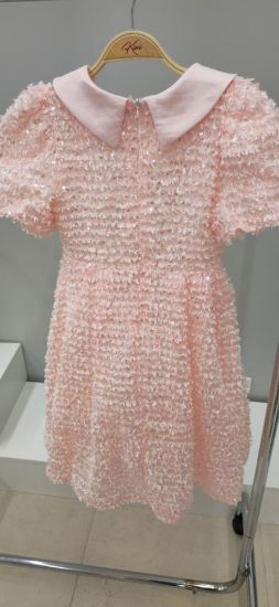 صورة فستان بريق وردي بلمسات فاخرة وفينكه في نصف الفستان